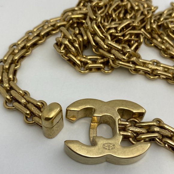 CHANEL Turnlock Necklace CC Autumn 2009 Gold Tone Authenticated - Picture 9 of 16